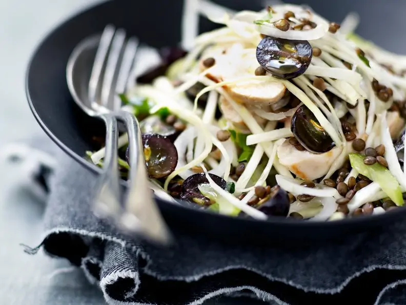 Salat mit Kohl, Trauben, Linsen und gebratener Hühnerbrust