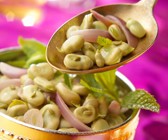 Bohnensalat mit roten Zwiebeln und Minze