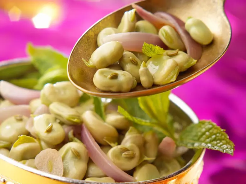 Bohnensalat mit roten Zwiebeln und Minze