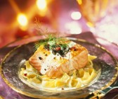 Lachsfilet mit Pasta und Zitrone
