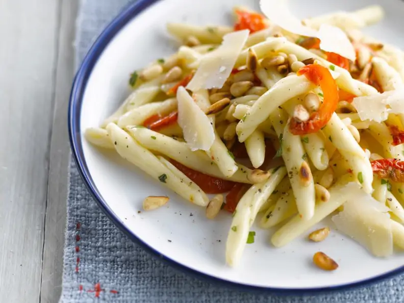 Cavatellucci mit Pinienkernen und Tomaten