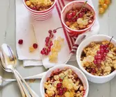 Johannisbeer-Crumble mit Mandeln