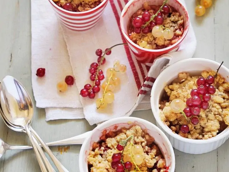 Johannisbeer-Crumble mit Mandeln