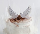 Kleine Sahnekuchen mit Tauben verziert