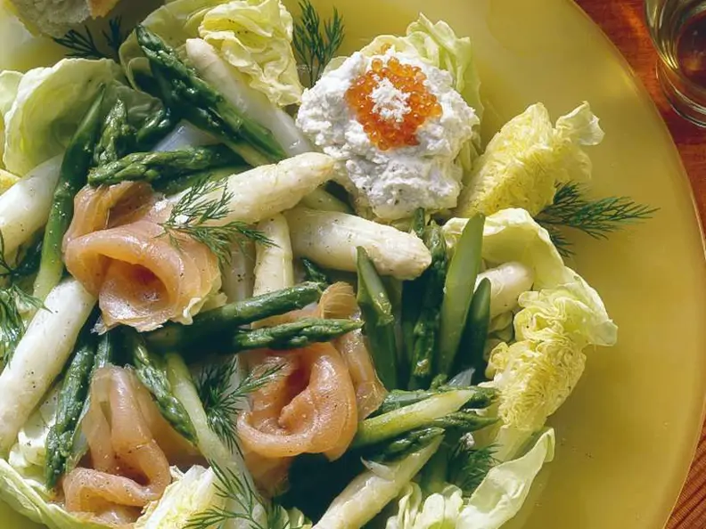 Spargel-Blattsalat mit Lachs