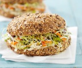 Sandwich mit Möhrensalat und Sprossen