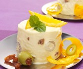 Parfait aus weißer Schokolade mit Orangen und Oliven