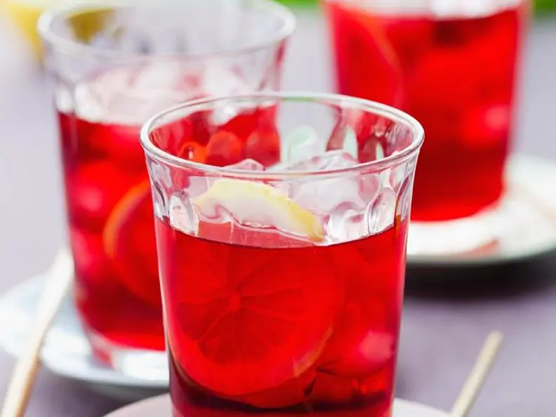 Roter Eistte aus Hibiskus