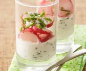 Frischkäsecreme mit Kräutern und Radieschen