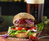 Beef-Burger mit Tomatenchutney