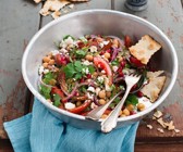 Kichererbsen-Paprika-Salat mit Schafskäse