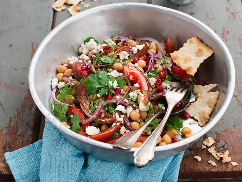 Kichererbsen-Paprika-Salat mit Schafskäse