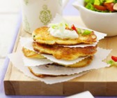 Herzhafte Pfannkuchen mit Joghurt-Gurken-Dipp