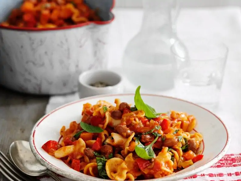 Nudeltopf mit Tomaten und Kidneybohnen