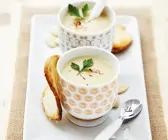 Gekühlte Mandelsuppe mit Knoblauch