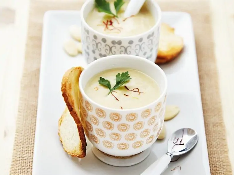 Gekühlte Mandelsuppe mit Knoblauch