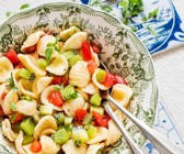 Pastasalat mit Kiwi und Tomate