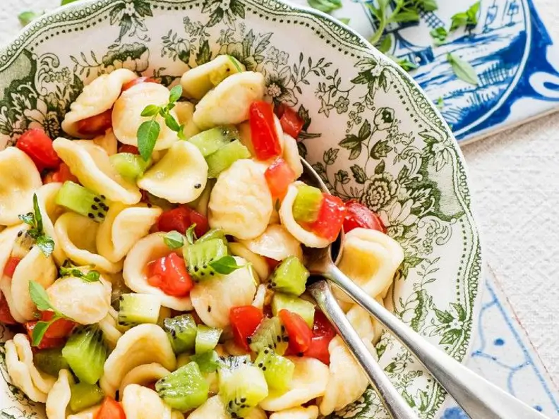 Pastasalat mit Kiwi und Tomate