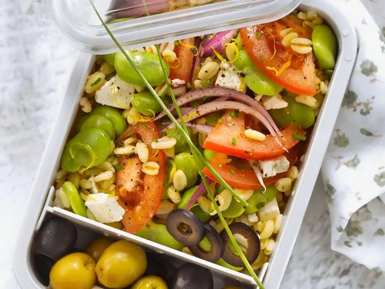 Salat mit Saubohnen, Tomaten und Weichweizen