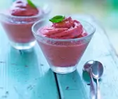 Joghurt-Erdbeer-Eis mit Basilikum