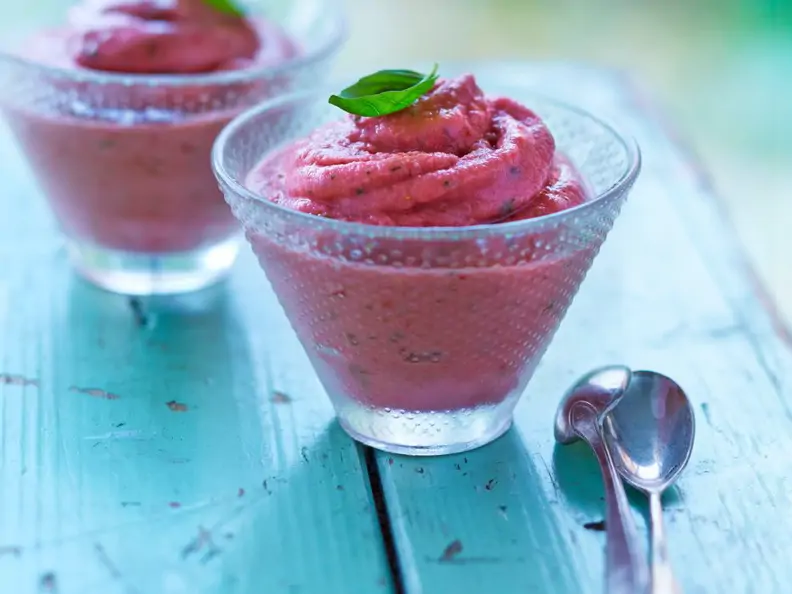 Joghurt-Erdbeer-Eis mit Basilikum