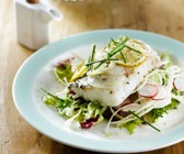 Kabeljaufilet mit Salat und Weißkohl