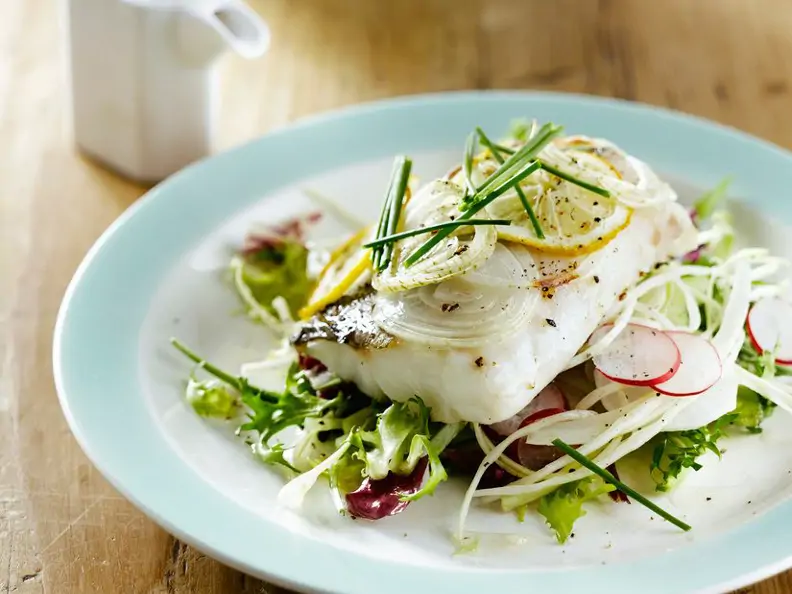 Kabeljaufilet mit Salat und Weißkohl