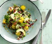 Reissalat mit Avocado und gelben Kirschtomaten
