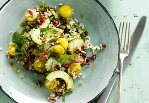 Reissalat mit Avocado und Tomaten