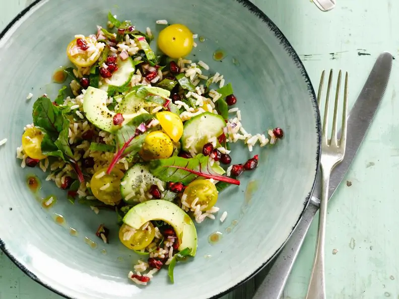 Reissalat mit Avocado und Tomaten