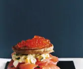 Blini-Lachs-Sandwich mit Eiersalat