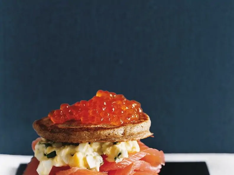 Blini-Lachs-Sandwich mit Eiersalat