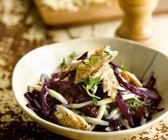 Nudelsalat mit Rotkohl und Räucherfisch