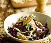 Nudelsalat mit Rotkohl und Räucherfisch