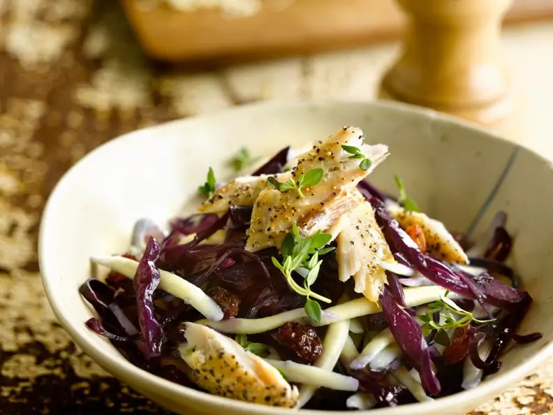 Nudelsalat mit Rotkohl und Räucherfisch