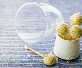 Grüntee-Schokoladenkugeln mit Sesam