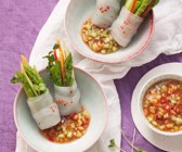 Reispapierröllchen mit grünem Spargel und scharfem Dip
