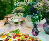 Salat mit Ei, Tomate und Fisch