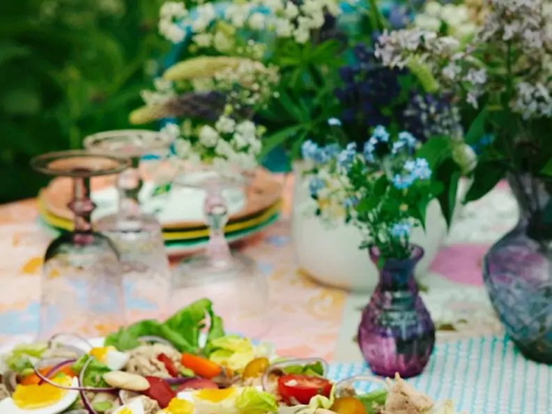 Salat mit Ei, Tomate und Fisch