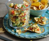 Salsa aus Mais, Avocado und Tomate