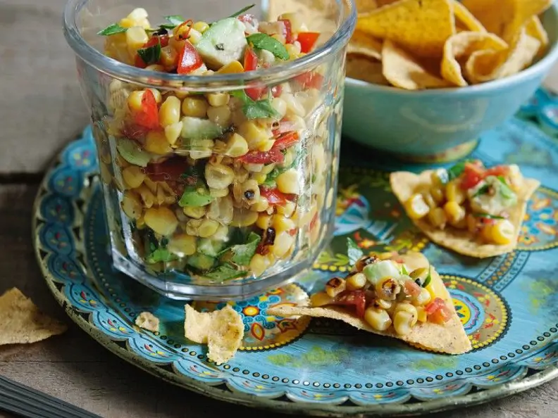 Salsa aus Mais, Avocado und Tomate