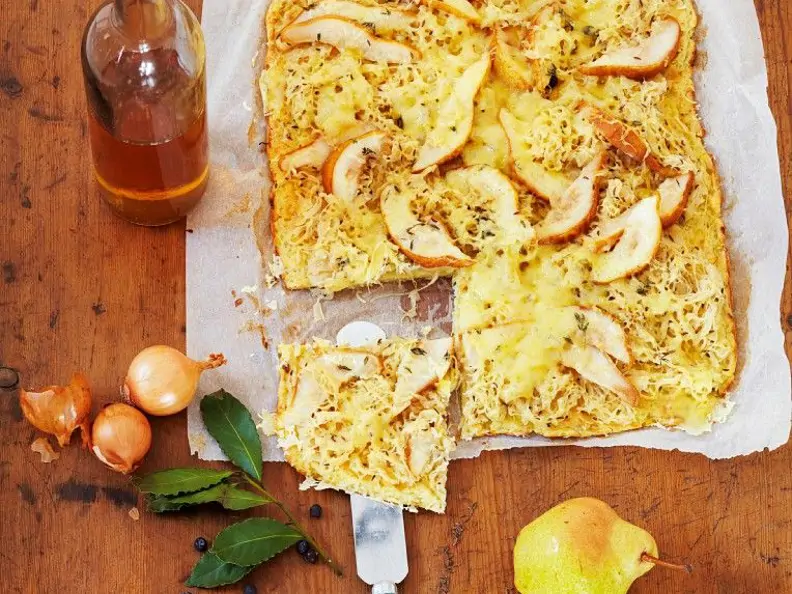 Kartoffel-Sauerkraut-Kuchen mit Birnen