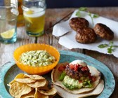 Mexiko-Hackbällchen mit Guacamole und Tortillas