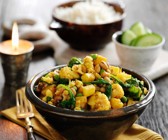 Curry mit Erbsen, Blumenkohl und Spinat