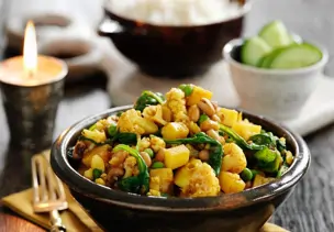 Curry mit Erbsen, Blumenkohl und Spinat