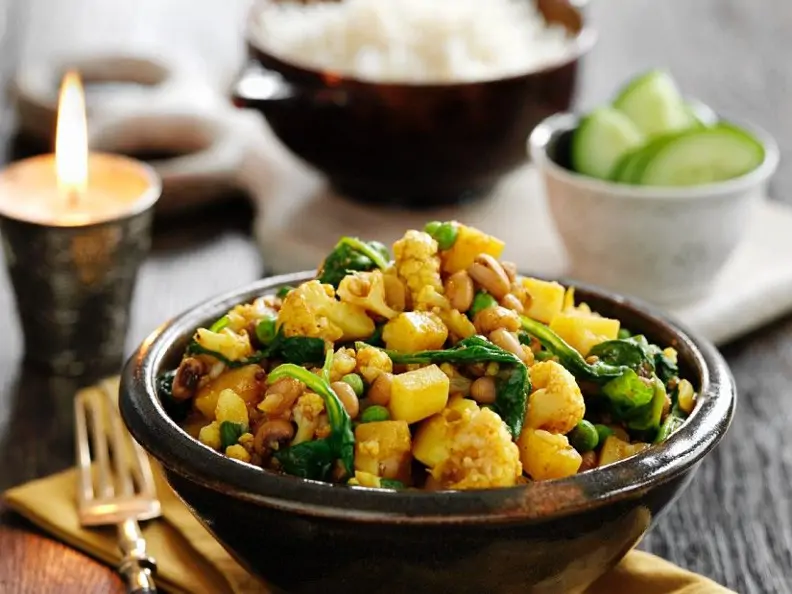 Curry mit Erbsen, Blumenkohl und Spinat
