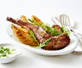 Kaninchen mit gegrillten Birnen