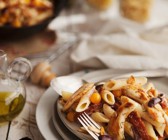 Pasta mit Tomaten, Oliven und Hähnchenbrust