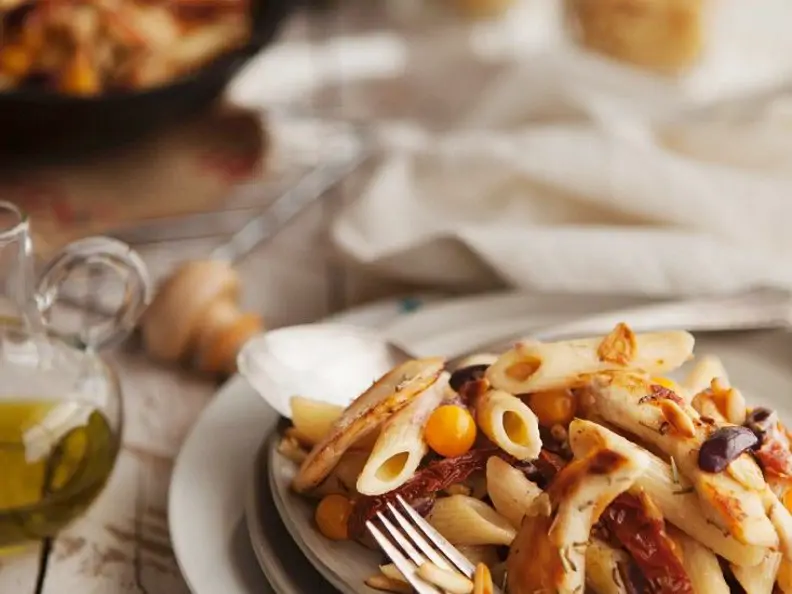 Pasta mit Tomaten, Oliven und Hähnchenbrust