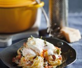 Nudeln mit Lachs, verlorenem Ei und Salbei